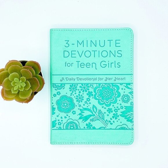 3-MIN DEVOTIONS FOR TEEN GIRLS: DAILY DEVOTIONAL - Picture 1 of 3